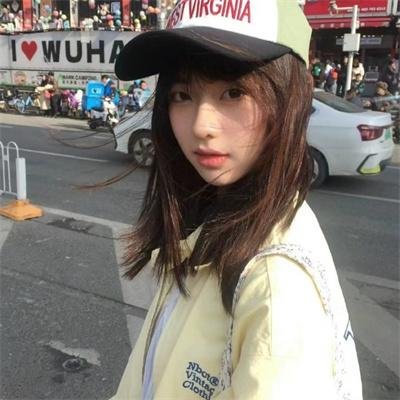 随盲柳入眠的女人