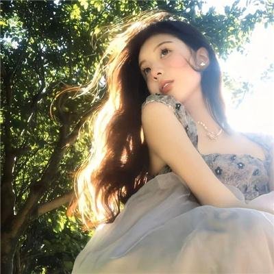 随盲柳入眠的女人